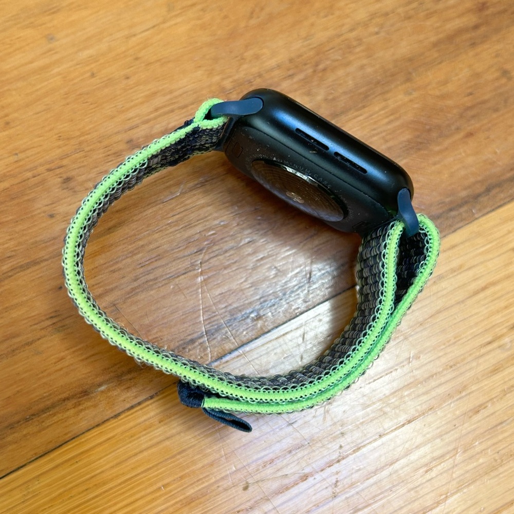 Apple Watch SE | GPS + Cellular, 40mm Midnight Aluminum Case G/B Nike Sport Loop